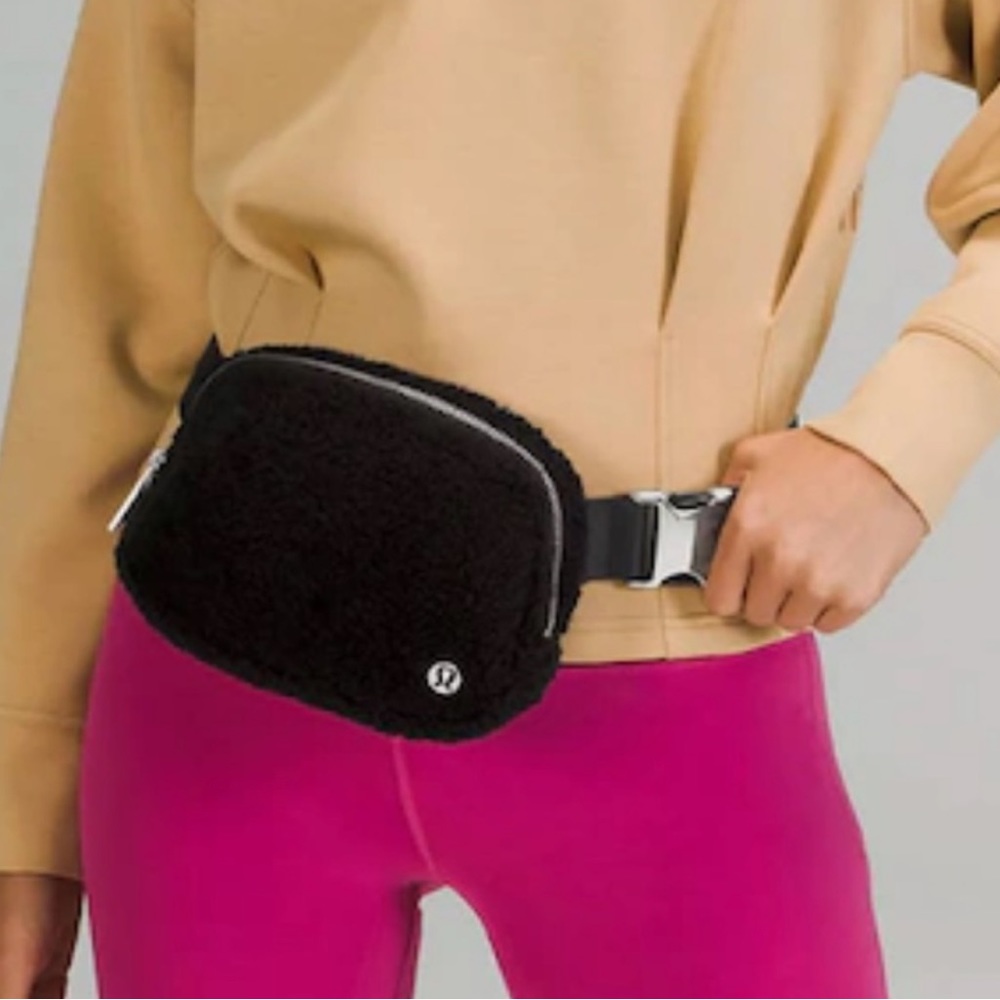 Lululemon everywhere fleece belt bag